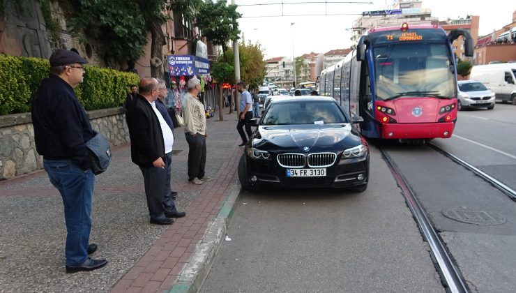 Aracını tramvay yoluna park etti, yolcular dakikalarca bekledi!