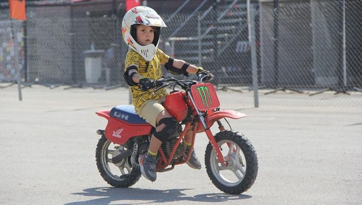 Afyonkarahisar’da 4,5 yaşındaki çocuk, motokros şampiyonasının maskotu oldu