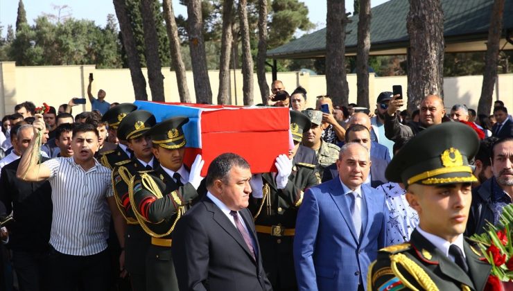 Azerbaycan, şehitlerini son yolculuğuna uğurladı