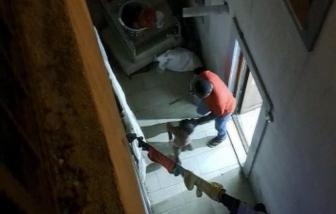 İstanbul’da yabancı uyruklu baba çocuklarını sopayla dövdü