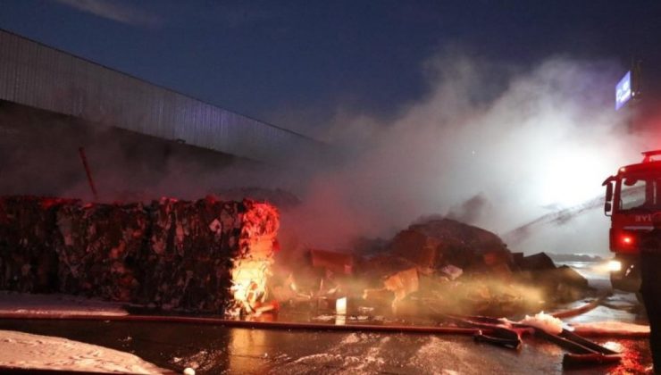 Kahramanmaraş’ta bir kağıt fabrikası alev alev yandı