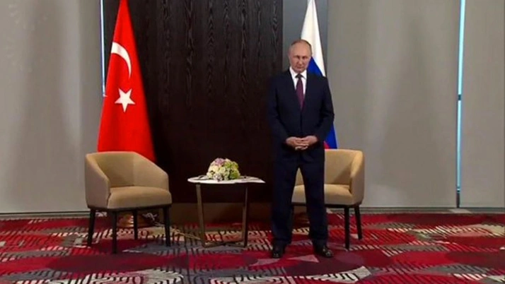 Putin’in Erdoğan’ı 1 dakika ayakta beklediği anlar gündem oldu!