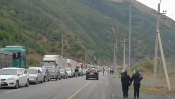 Ruslar, seferberlik ilanından sonra Gürcistan sınırına akın etti