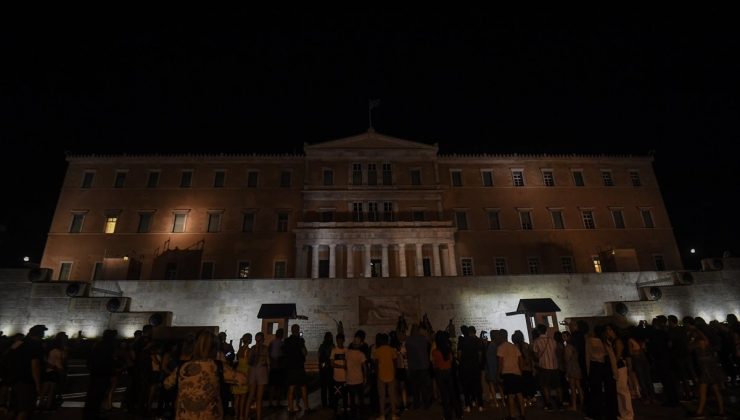Yunanistan’da enerji tasarrufu: Parlamento binasının ışıkları söndürüldü