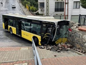 İETT otobüsü duvara çarptı 2 kişi yaralandı!
