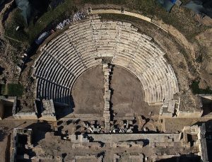 Depremlerle hasar gören antik kent tarihe ışık tutuyor