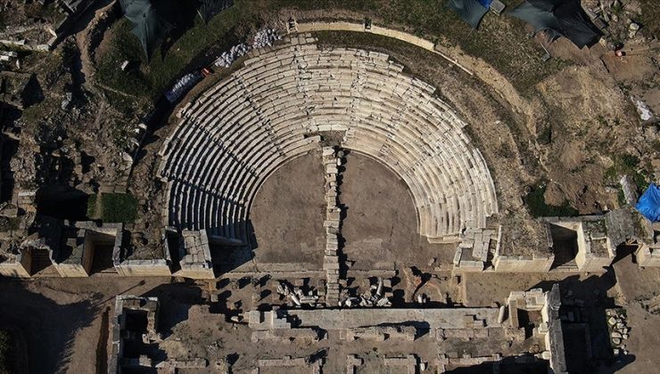 Depremlerle hasar gören antik kent tarihe ışık tutuyor