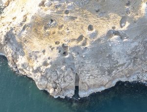 Suların çekilmesiyle kayaya oyulmuş Urartu limanı ortaya çıktı