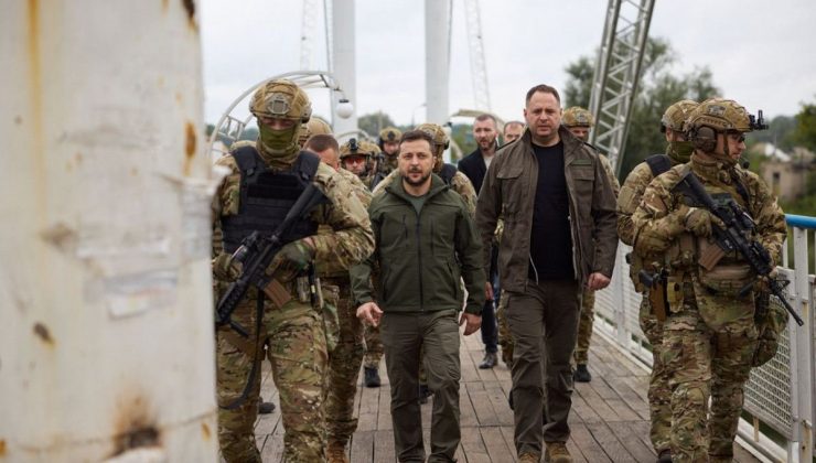 Vladimir Zelensky, Ukrayna’nın kontrolüne geçen İzyum’u ziyaret etti
