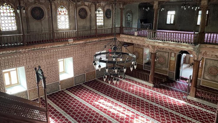 221 yıllık camideki kalem işi süslemeler dikkat çekiyor
