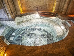 Kayadan oyma oteldeki havuzların zeminini ünlülerin mozaikleri süslüyor