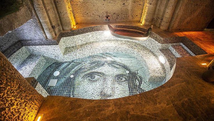 Kayadan oyma oteldeki havuzların zeminini ünlülerin mozaikleri süslüyor
