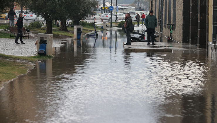 İzmir’de sağanak yağmur hayatı felç etti!