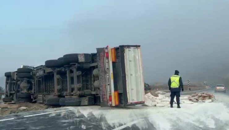 Çimento yüklü TIR devrildi