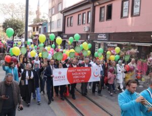 Bursa’da sağlık çalışanları farkındalık için yürüdü