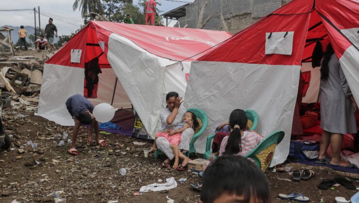 Endonezya’daki depremde hayatını kaybedenlerin sayısı 310’a yükseldi