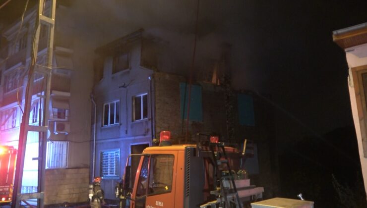 Bursa’da 3 katlı müstakil ev alev alev yandı
