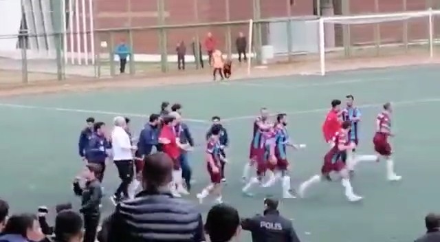 Bursa’da amatör maçta olaylar…Bir polis ile bir futbolcu yaralandı