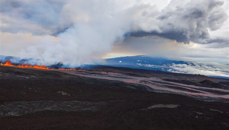 Hawaii’deki Mauna Loa Yanardağı havadan görüntülendi