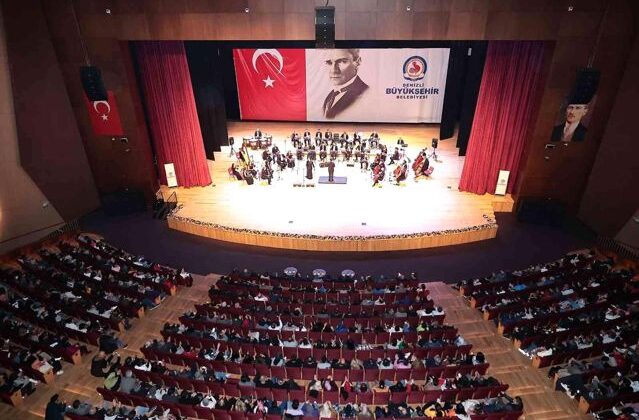 Dev orkestra Neşet Ertaş’ın türkülerini seslendirdi