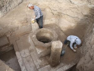 Harran’da 8 asırlık medresenin avlu, kuyu ve platformu bulundu