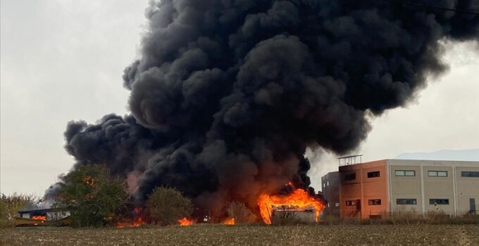Denizli’de kimya fabrikasında çıkan yangına müdahale ediliyor