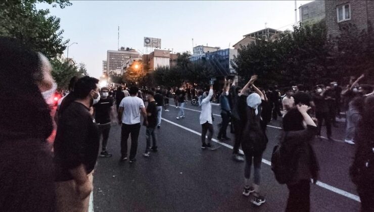 İran’da ölen gösterici sayısı 416’ya yükseldi!