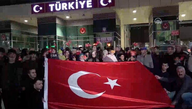 Herson’daki 88 Ahıska Türkü, Sarp Sınır Kapısı’ndan Türkiye’ye giriş yaptı