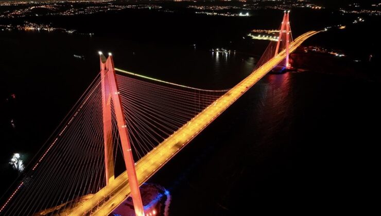 İstanbul’da iki köprü turuncuya büründü