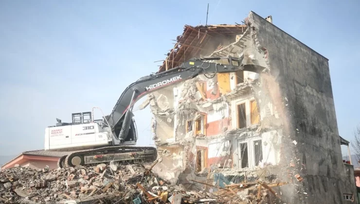 Düzce’deki depremde ağır hasar alan binalar yıkıldı