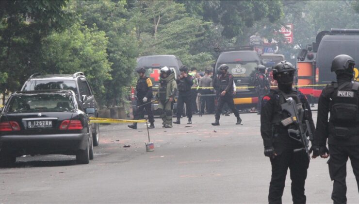 Endonezya’da polis karakoluna düzenlenen bombalı saldırıda 1 polis öldü