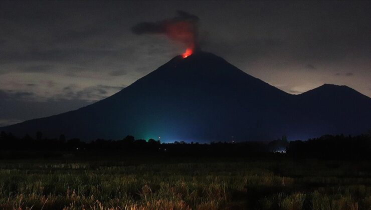 Endonezya’da Semeru Yanardağı lav püskürttü