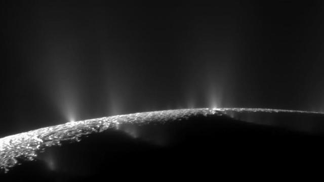 Satürn’ün buzla kaplı uydusunda bir tuhaflık keşfedildi