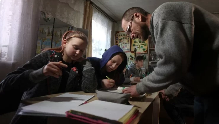 Ukraynalı öğretmen okul yıkılınca oturma odasını sınıfa çevirdi