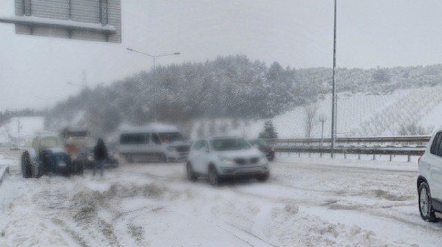 Yoğun kar yağışı nedeniyle Bursa’da ulaşım durdu