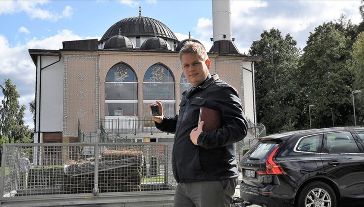 Aşırı sağcı Paludan Danimarka’da cami karşısında Kur’an-ı Kerim yaktı