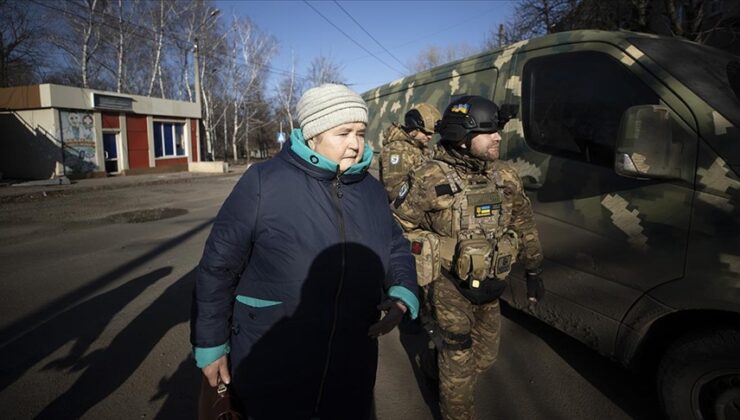 Ukrayna’nın Bahmut şehrindeki siviller ağır bombardıman altında tahliye ediliyor