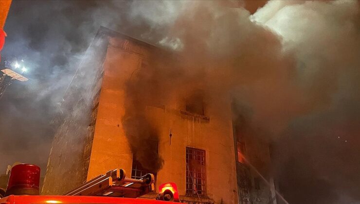 Karaköy’deki Ermeni kilisesinde yangın çıktı