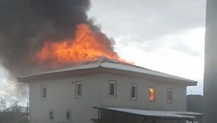 Bursa’da iki katlı ev, alev alev yandı