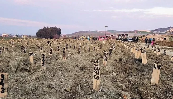 Deprem mezarlığı kuruldu: Kahreden görüntü!