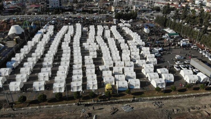 Afet bölgesinde depremzedeler çadırlara yerleştiriliyor