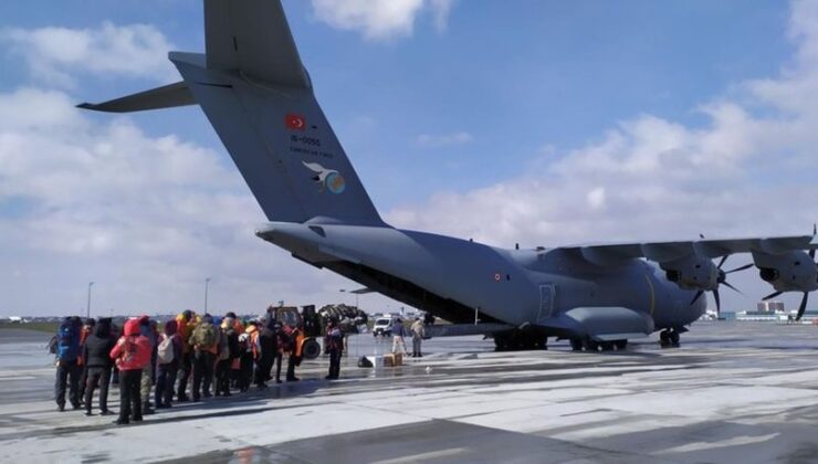 Depremde yaralanan 51 kişi askeri uçakla İstanbul’a getirildi