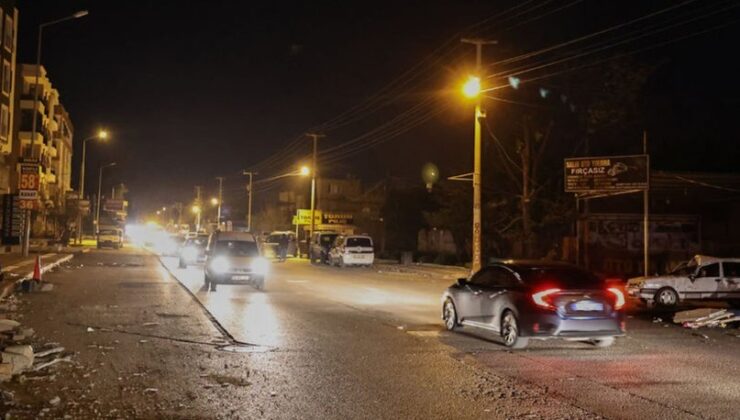 Kahramanmaraş merkezli depremlerin ardından sokak lambalarına elektrik verilmeye başlandı