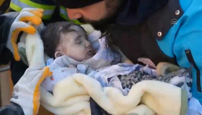 1 yaşındaki çocuk enkazdan 53 saat sonra kurtarıldı