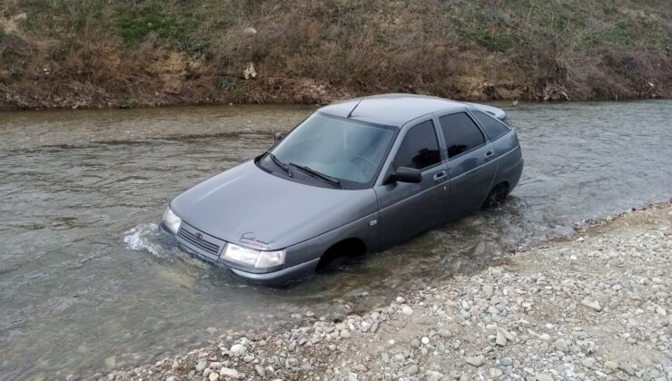 Bursa’da otomobil dereye uçtu