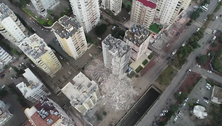 Adana’da 13 katlı binanın yarısı yıkıldı, yarısı ayakta kaldı