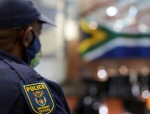 Güney Afrika’da ortaokul öğrencileri, öğretmen ve polisleri rehin aldı