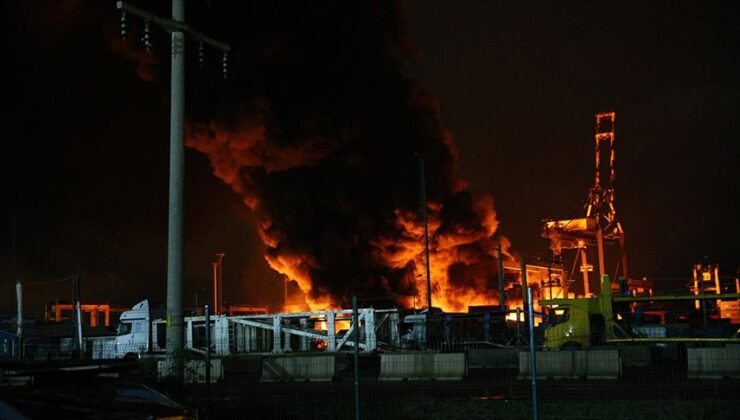 İskenderun Limanı’nda yangın! Depremde devrilen konteynerler alev aldı