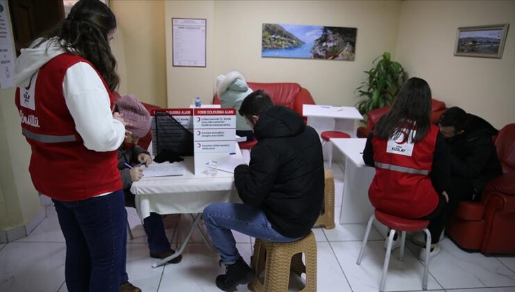 Trakya’da vatandaşlar depremzedeler için kan bağışında bulunmaya devam ediyor