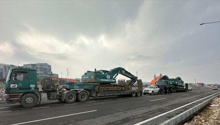 DSİ Erzurum ve Kars’tan deprem bölgesine iş makineleri ve ekip gönderdi